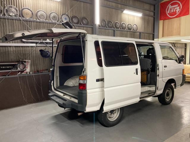 デリカバン ＤＸ　５ドア　４ＷＤ　５速マニュアル　４Ｇ６３キャブレターガソリンエンジン　ＮＯｘ・ＰＭ適合　４ナンバー貨物（5枚目）