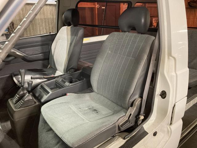 デリカバン ＤＸ　５ドア　４ＷＤ　５速マニュアル　４Ｇ６３キャブレターガソリンエンジン　ＮＯｘ・ＰＭ適合　４ナンバー貨物（7枚目）