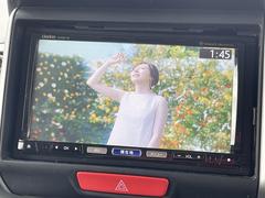 ＴＶ付きの車となっております。ドライブの合間の休憩中に気になる番組を見ることができます。 4