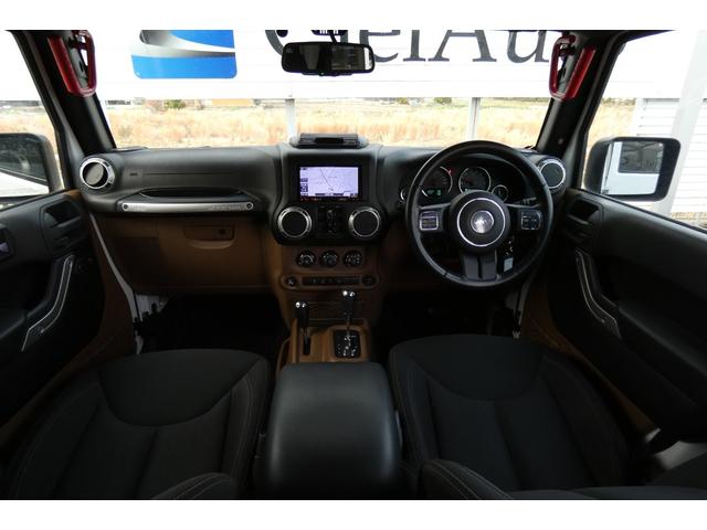 ジープ・ラングラーアンリミテッド サハラ　切替４ＷＤ　ＲＡＮＣＨＯリフトアップ　１７インチＡＷ　ＬＥＤヘッド　オートクルーズ　ｃａｒｒｏｚｅｒｉａナビ　ＤＶＤ再生　フルセグ　Ｂｌｕｅｔｏｏｔｈ　ＥＴＣ　フロント・サイド・バックカメラ（2枚目）