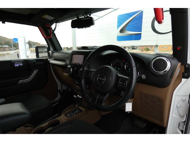 ジープ・ラングラーアンリミテッド サハラ　切替４ＷＤ　ＲＡＮＣＨＯリフトアップ　１７インチＡＷ　ＬＥＤヘッド　オートクルーズ　ｃａｒｒｏｚｅｒｉａナビ　ＤＶＤ再生　フルセグ　Ｂｌｕｅｔｏｏｔｈ　ＥＴＣ　フロント・サイド・バックカメラ（21枚目）