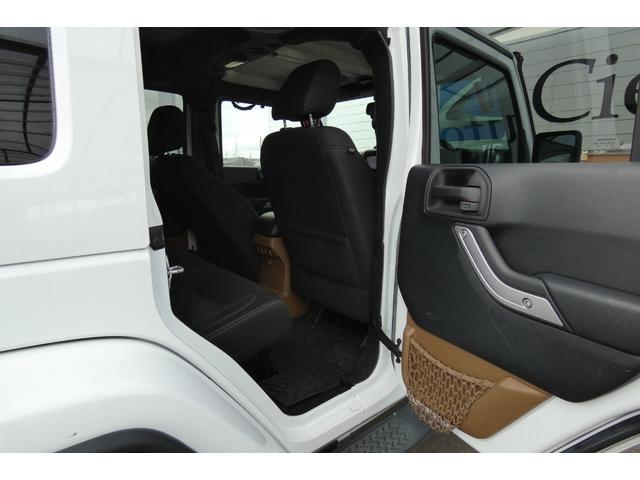 ジープ・ラングラーアンリミテッド サハラ　切替４ＷＤ　ＲＡＮＣＨＯリフトアップ　１７インチＡＷ　ＬＥＤヘッド　オートクルーズ　ｃａｒｒｏｚｅｒｉａナビ　ＤＶＤ再生　フルセグ　Ｂｌｕｅｔｏｏｔｈ　ＥＴＣ　フロント・サイド・バックカメラ（27枚目）