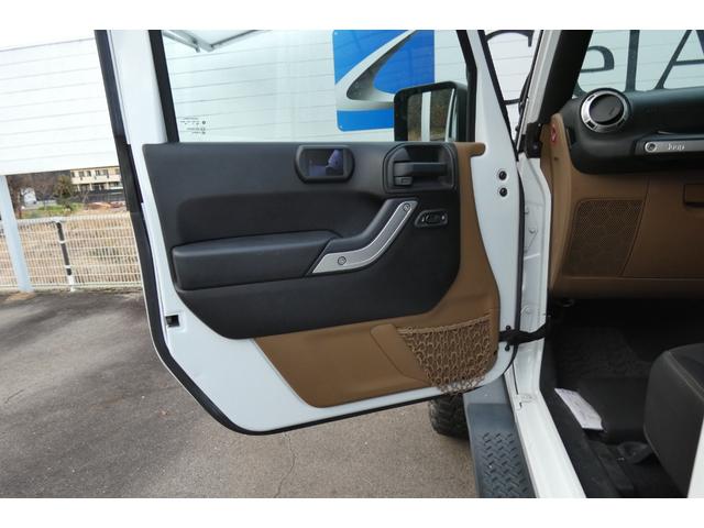 ジープ・ラングラーアンリミテッド サハラ　切替４ＷＤ　ＲＡＮＣＨＯリフトアップ　１７インチＡＷ　ＬＥＤヘッド　オートクルーズ　ｃａｒｒｏｚｅｒｉａナビ　ＤＶＤ再生　フルセグ　Ｂｌｕｅｔｏｏｔｈ　ＥＴＣ　フロント・サイド・バックカメラ（33枚目）