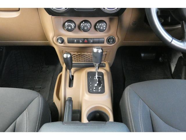 ジープ・ラングラーアンリミテッド サハラ　切替４ＷＤ　ＲＡＮＣＨＯリフトアップ　１７インチＡＷ　ＬＥＤヘッド　オートクルーズ　ｃａｒｒｏｚｅｒｉａナビ　ＤＶＤ再生　フルセグ　Ｂｌｕｅｔｏｏｔｈ　ＥＴＣ　フロント・サイド・バックカメラ（41枚目）