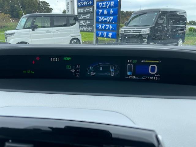 プリウス Ａプレミアム　ツーリングセレクション　４ＷＤ　セーフティセンス　純正９インチナビ　地デジ　Ｂｌｕｅｔｏｏｔｈ　バックカメラ　ＥＴＣ　デジタルインナーミラー　白革シート　シートヒーター　ＬＥＤヘッドライト　クリアランスソナー　スマートキー（15枚目）