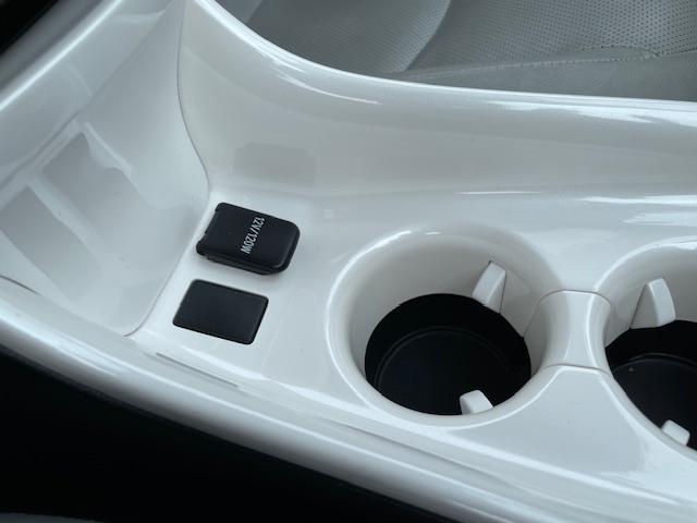 プリウス Ａプレミアム　ツーリングセレクション　４ＷＤ　セーフティセンス　純正９インチナビ　地デジ　Ｂｌｕｅｔｏｏｔｈ　バックカメラ　ＥＴＣ　デジタルインナーミラー　白革シート　シートヒーター　ＬＥＤヘッドライト　クリアランスソナー　スマートキー（33枚目）
