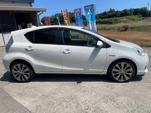 アクア Ｇ　１０インチディスプレイオーディオ　スカイキャスト　アップルカープレイ　アンドロイドオート　Ｂｌｕｅｔｏｏｔｈ　バックカメラ　ＥＴＣ　アルミホイール　スマートキー　オートライト　スモークフィルム（4枚目）