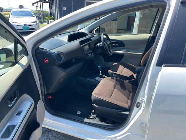 アクア Ｇ　１０インチディスプレイオーディオ　スカイキャスト　アップルカープレイ　アンドロイドオート　Ｂｌｕｅｔｏｏｔｈ　バックカメラ　ＥＴＣ　アルミホイール　スマートキー　オートライト　スモークフィルム（9枚目）