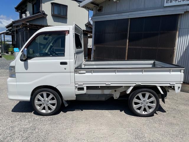 ハイゼットトラック エアコン・パワステ　スペシャル　５速マニュアル　パートタイム４ＷＤ　アルミホイール　パナソニックナビ（8枚目）