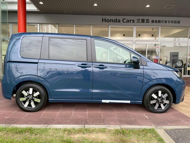 フリード ｅ：ＨＥＶエアー　ＥＸ　新車未登録　運転席＆助手席シートヒーター　リアクーラー　本革巻ステアリングホイール　２列目キャプテンシート　フルＬＥＤヘッドライト　両側パワースライドドア　ロールサンシェード　１５インチアルミホイール（4枚目）