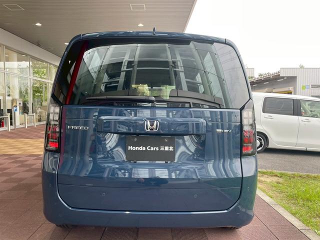フリード ｅ：ＨＥＶエアー　ＥＸ　新車未登録　運転席＆助手席シートヒーター　リアクーラー　本革巻ステアリングホイール　２列目キャプテンシート　フルＬＥＤヘッドライト　両側パワースライドドア　ロールサンシェード　１５インチアルミホイール（5枚目）