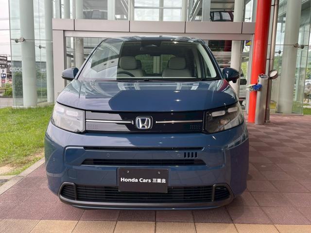 フリード ｅ：ＨＥＶエアー　ＥＸ　新車未登録　運転席＆助手席シートヒーター　リアクーラー　本革巻ステアリングホイール　２列目キャプテンシート　フルＬＥＤヘッドライト　両側パワースライドドア　ロールサンシェード　１５インチアルミホイール（6枚目）
