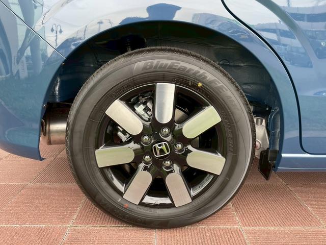 フリード ｅ：ＨＥＶエアー　ＥＸ　新車未登録　運転席＆助手席シートヒーター　リアクーラー　本革巻ステアリングホイール　２列目キャプテンシート　フルＬＥＤヘッドライト　両側パワースライドドア　ロールサンシェード　１５インチアルミホイール（7枚目）