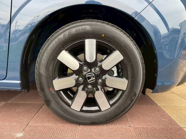 フリード ｅ：ＨＥＶエアー　ＥＸ　新車未登録　運転席＆助手席シートヒーター　リアクーラー　本革巻ステアリングホイール　２列目キャプテンシート　フルＬＥＤヘッドライト　両側パワースライドドア　ロールサンシェード　１５インチアルミホイール（8枚目）