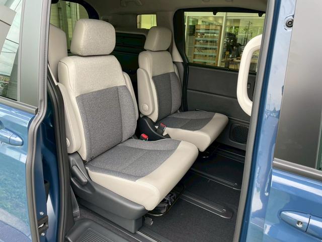 フリード ｅ：ＨＥＶエアー　ＥＸ　新車未登録　運転席＆助手席シートヒーター　リアクーラー　本革巻ステアリングホイール　２列目キャプテンシート　フルＬＥＤヘッドライト　両側パワースライドドア　ロールサンシェード　１５インチアルミホイール（10枚目）