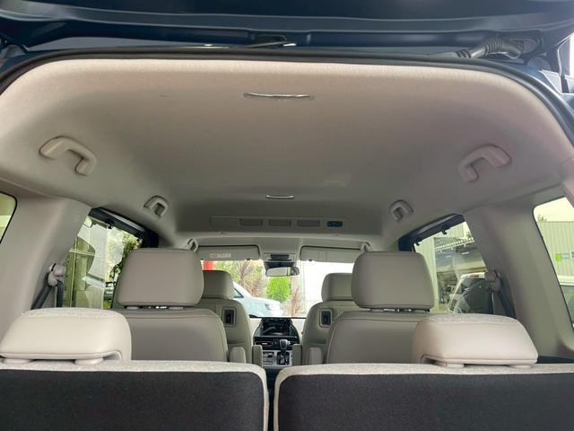 フリード ｅ：ＨＥＶエアー　ＥＸ　新車未登録　運転席＆助手席シートヒーター　リアクーラー　本革巻ステアリングホイール　２列目キャプテンシート　フルＬＥＤヘッドライト　両側パワースライドドア　ロールサンシェード　１５インチアルミホイール（11枚目）