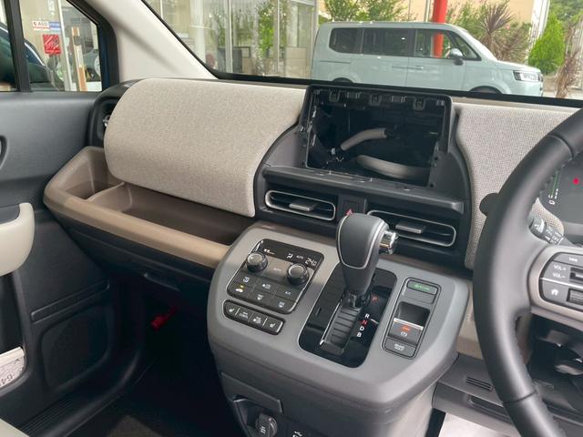 フリード ｅ：ＨＥＶエアー　ＥＸ　新車未登録　運転席＆助手席シートヒーター　リアクーラー　本革巻ステアリングホイール　２列目キャプテンシート　フルＬＥＤヘッドライト　両側パワースライドドア　ロールサンシェード　１５インチアルミホイール（12枚目）