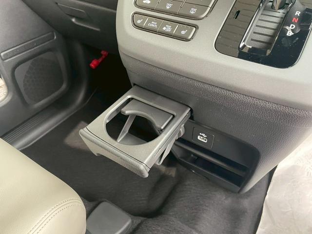 フリード ｅ：ＨＥＶエアー　ＥＸ　新車未登録　運転席＆助手席シートヒーター　リアクーラー　本革巻ステアリングホイール　２列目キャプテンシート　フルＬＥＤヘッドライト　両側パワースライドドア　ロールサンシェード　１５インチアルミホイール（14枚目）