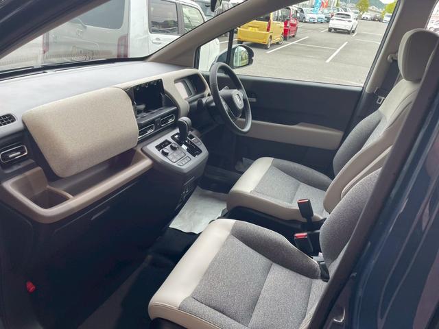 フリード ｅ：ＨＥＶエアー　ＥＸ　新車未登録　運転席＆助手席シートヒーター　リアクーラー　本革巻ステアリングホイール　２列目キャプテンシート　フルＬＥＤヘッドライト　両側パワースライドドア　ロールサンシェード　１５インチアルミホイール（25枚目）
