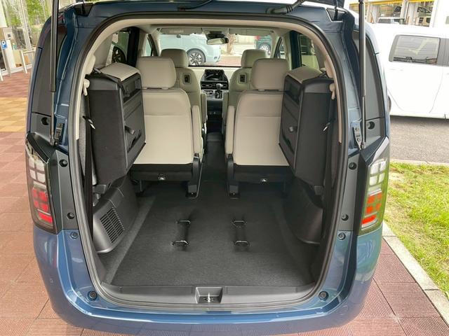 フリード ｅ：ＨＥＶエアー　ＥＸ　新車未登録　運転席＆助手席シートヒーター　リアクーラー　本革巻ステアリングホイール　２列目キャプテンシート　フルＬＥＤヘッドライト　両側パワースライドドア　ロールサンシェード　１５インチアルミホイール（27枚目）