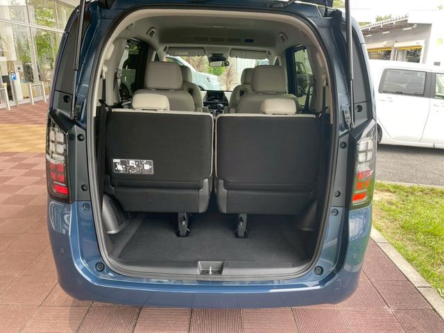 フリード ｅ：ＨＥＶエアー　ＥＸ　新車未登録　運転席＆助手席シートヒーター　リアクーラー　本革巻ステアリングホイール　２列目キャプテンシート　フルＬＥＤヘッドライト　両側パワースライドドア　ロールサンシェード　１５インチアルミホイール（28枚目）