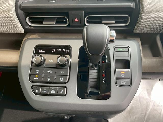 フリード ｅ：ＨＥＶエアー　ＥＸ　新車未登録　運転席＆助手席シートヒーター　リアクーラー　本革巻ステアリングホイール　２列目キャプテンシート　フルＬＥＤヘッドライト　両側パワースライドドア　ロールサンシェード　１５インチアルミホイール（30枚目）