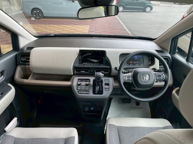 フリード ｅ：ＨＥＶエアー　ＥＸ　新車未登録　運転席＆助手席シートヒーター　リアクーラー　本革巻ステアリングホイール　２列目キャプテンシート　フルＬＥＤヘッドライト　両側パワースライドドア　ロールサンシェード　１５インチアルミホイール（32枚目）
