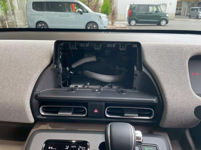 フリード ｅ：ＨＥＶエアー　ＥＸ　新車未登録　運転席＆助手席シートヒーター　リアクーラー　本革巻ステアリングホイール　２列目キャプテンシート　フルＬＥＤヘッドライト　両側パワースライドドア　ロールサンシェード　１５インチアルミホイール（33枚目）