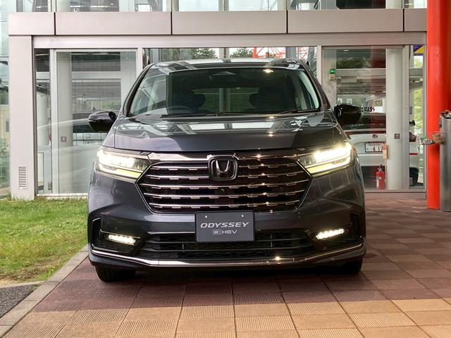 オデッセイハイブリッド ｅ：ＨＥＶアブソルート・ＥＸ　新車未登録　ディーラーオプション（ブラックエンブレム　ドアミラーカバー）２列目両側アームレスト付４ウェイパワーシート（リクライニング／オットマン）　２列目シートセンターテーブル　パワーシート（2枚目）
