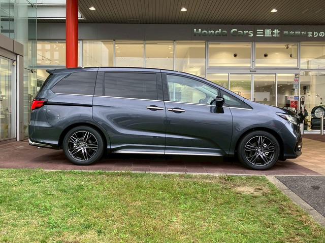 オデッセイハイブリッド ｅ：ＨＥＶアブソルート・ＥＸ　新車未登録　ディーラーオプション（ブラックエンブレム　ドアミラーカバー）２列目両側アームレスト付４ウェイパワーシート（リクライニング／オットマン）　２列目シートセンターテーブル　パワーシート（4枚目）