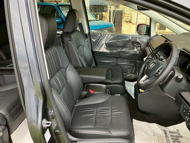 オデッセイハイブリッド ｅ：ＨＥＶアブソルート・ＥＸ　新車未登録　ディーラーオプション（ブラックエンブレム　ドアミラーカバー）２列目両側アームレスト付４ウェイパワーシート（リクライニング／オットマン）　２列目シートセンターテーブル　パワーシート（8枚目）