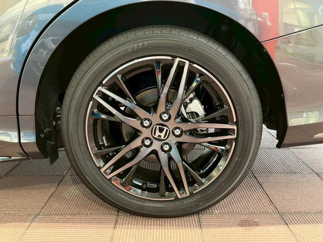 オデッセイハイブリッド ｅ：ＨＥＶアブソルート・ＥＸ　新車未登録　ディーラーオプション（ブラックエンブレム　ドアミラーカバー）２列目両側アームレスト付４ウェイパワーシート（リクライニング／オットマン）　２列目シートセンターテーブル　パワーシート（11枚目）