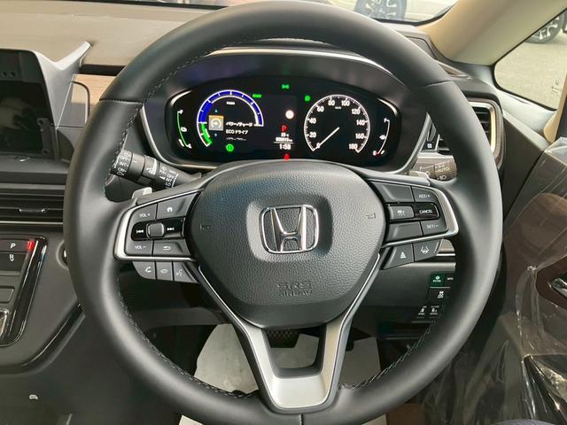 オデッセイハイブリッド ｅ：ＨＥＶアブソルート・ＥＸ　新車未登録　ディーラーオプション（ブラックエンブレム　ドアミラーカバー）２列目両側アームレスト付４ウェイパワーシート（リクライニング／オットマン）　２列目シートセンターテーブル　パワーシート（17枚目）