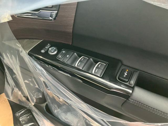 オデッセイハイブリッド ｅ：ＨＥＶアブソルート・ＥＸ　新車未登録　ディーラーオプション（ブラックエンブレム　ドアミラーカバー）２列目両側アームレスト付４ウェイパワーシート（リクライニング／オットマン）　２列目シートセンターテーブル　パワーシート（20枚目）