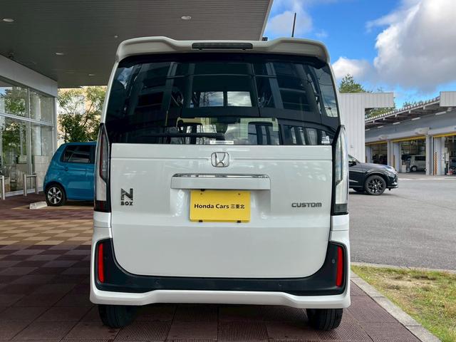 N-BOXカスタム ターボコーディネートスタイル 9インチナビ 10インチリア席モニター ハイグレードスピーカー オートリトラミラー 左右独立式リアセンターアームレスト グレーステッチ本革巻ステアリングホイール パドルシフト(3枚目)