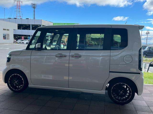 N-BOXカスタム ターボコーディネートスタイル 9インチナビ 10インチリア席モニター ハイグレードスピーカー オートリトラミラー 左右独立式リアセンターアームレスト グレーステッチ本革巻ステアリングホイール パドルシフト(5枚目)