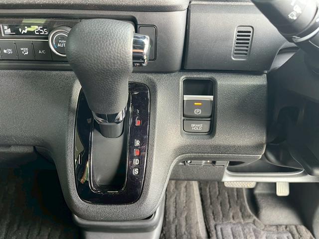 N-BOXカスタム ターボコーディネートスタイル 9インチナビ 10インチリア席モニター ハイグレードスピーカー オートリトラミラー 左右独立式リアセンターアームレスト グレーステッチ本革巻ステアリングホイール パドルシフト(7枚目)