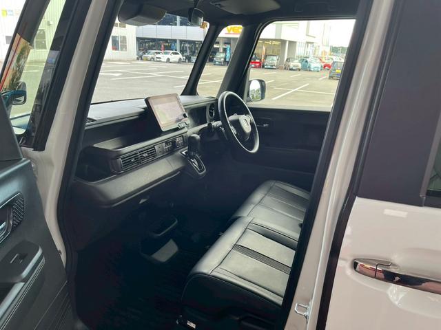 N-BOXカスタム ターボコーディネートスタイル 9インチナビ 10インチリア席モニター ハイグレードスピーカー オートリトラミラー 左右独立式リアセンターアームレスト グレーステッチ本革巻ステアリングホイール パドルシフト(9枚目)