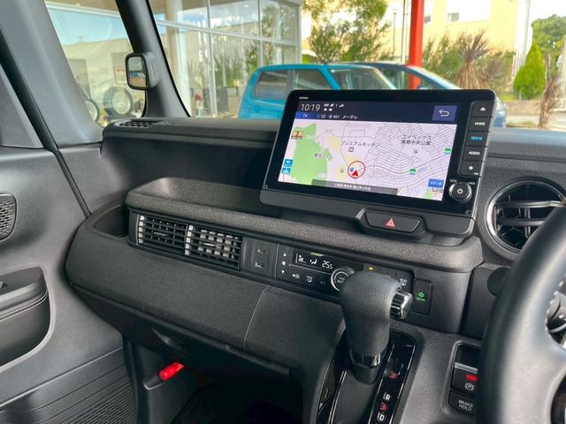 N-BOXカスタム ターボコーディネートスタイル 9インチナビ 10インチリア席モニター ハイグレードスピーカー オートリトラミラー 左右独立式リアセンターアームレスト グレーステッチ本革巻ステアリングホイール パドルシフト(11枚目)