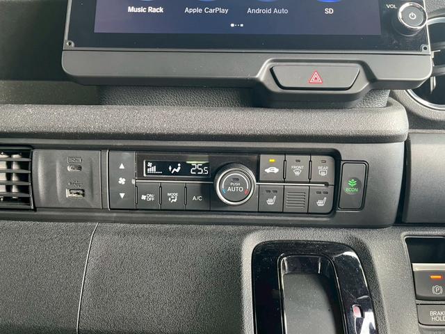 N-BOXカスタム ターボコーディネートスタイル 9インチナビ 10インチリア席モニター ハイグレードスピーカー オートリトラミラー 左右独立式リアセンターアームレスト グレーステッチ本革巻ステアリングホイール パドルシフト(12枚目)