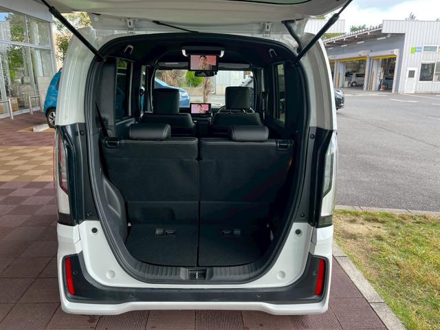 N-BOXカスタム ターボコーディネートスタイル 9インチナビ 10インチリア席モニター ハイグレードスピーカー オートリトラミラー 左右独立式リアセンターアームレスト グレーステッチ本革巻ステアリングホイール パドルシフト(14枚目)