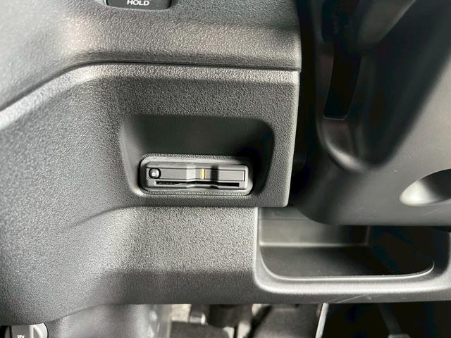 N-BOXカスタム ターボコーディネートスタイル 9インチナビ 10インチリア席モニター ハイグレードスピーカー オートリトラミラー 左右独立式リアセンターアームレスト グレーステッチ本革巻ステアリングホイール パドルシフト(22枚目)