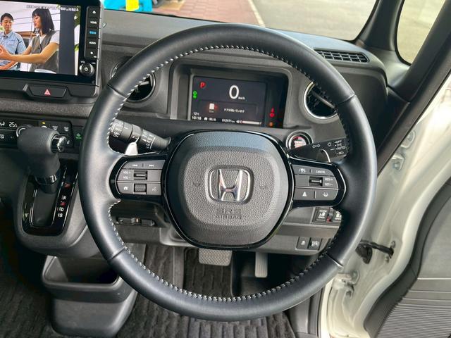 N-BOXカスタム ターボコーディネートスタイル 9インチナビ 10インチリア席モニター ハイグレードスピーカー オートリトラミラー 左右独立式リアセンターアームレスト グレーステッチ本革巻ステアリングホイール パドルシフト(23枚目)