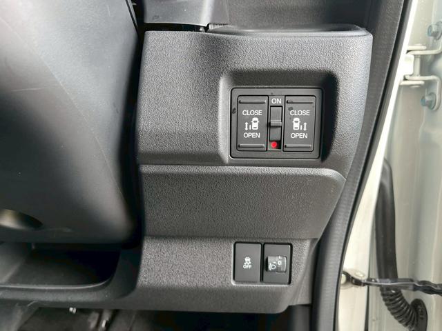 N-BOXカスタム ターボコーディネートスタイル 9インチナビ 10インチリア席モニター ハイグレードスピーカー オートリトラミラー 左右独立式リアセンターアームレスト グレーステッチ本革巻ステアリングホイール パドルシフト(24枚目)