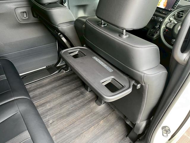 N-BOXカスタム ターボコーディネートスタイル 9インチナビ 10インチリア席モニター ハイグレードスピーカー オートリトラミラー 左右独立式リアセンターアームレスト グレーステッチ本革巻ステアリングホイール パドルシフト(31枚目)