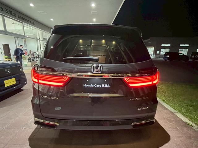 オデッセイハイブリッド ｅ：ＨＥＶアブソルート・ＥＸ　新車未登録　本革シート　１８インチアルミホイール　センターコンソールボックスワイヤレスチャージャートリプルゾーンコントロールフルオートエアコンディショナー（3枚目）