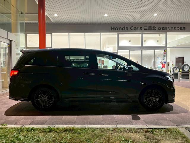 オデッセイハイブリッド ｅ：ＨＥＶアブソルート・ＥＸ　新車未登録　本革シート　１８インチアルミホイール　センターコンソールボックスワイヤレスチャージャートリプルゾーンコントロールフルオートエアコンディショナー（4枚目）