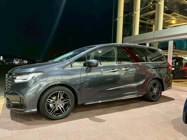 オデッセイハイブリッド ｅ：ＨＥＶアブソルート・ＥＸ　新車未登録　本革シート　１８インチアルミホイール　センターコンソールボックスワイヤレスチャージャートリプルゾーンコントロールフルオートエアコンディショナー（5枚目）