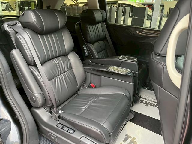 オデッセイハイブリッド ｅ：ＨＥＶアブソルート・ＥＸ　新車未登録　本革シート　１８インチアルミホイール　センターコンソールボックスワイヤレスチャージャートリプルゾーンコントロールフルオートエアコンディショナー（11枚目）