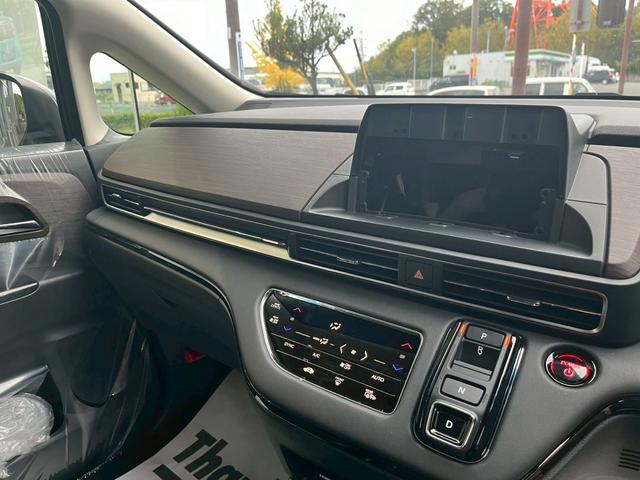 オデッセイハイブリッド ｅ：ＨＥＶアブソルート・ＥＸ　新車未登録　本革シート　１８インチアルミホイール　センターコンソールボックスワイヤレスチャージャートリプルゾーンコントロールフルオートエアコンディショナー（12枚目）